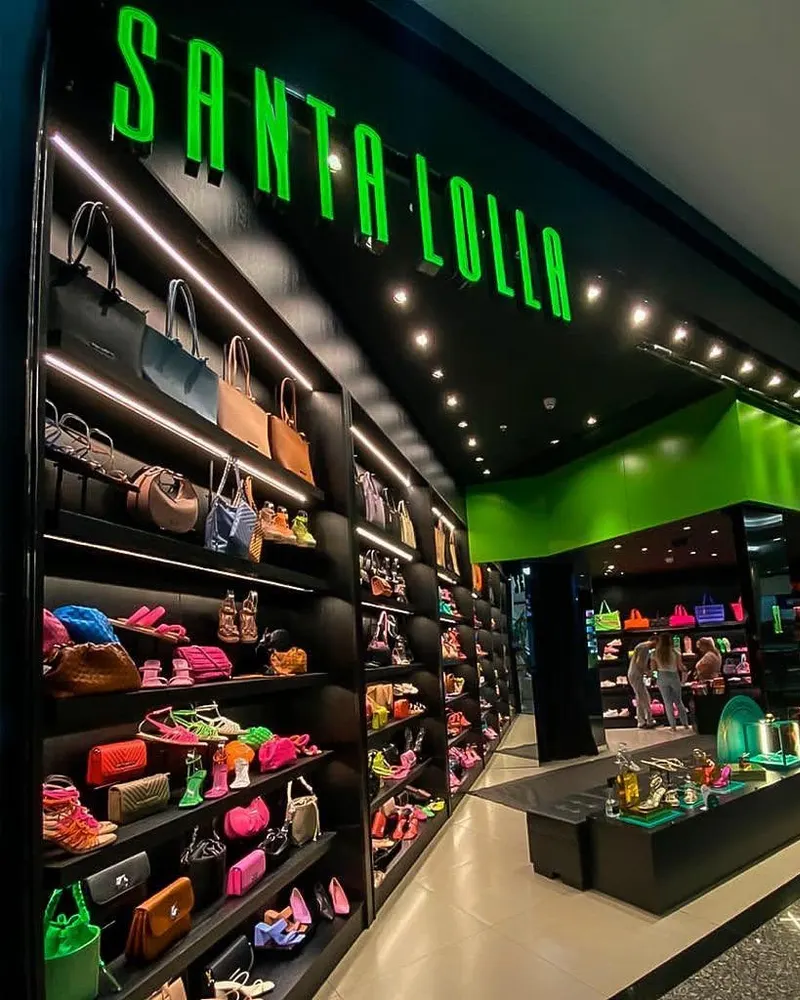 Fachada da Santa Lolla no Cataratas JL Shopping, com letreiro em verde neon